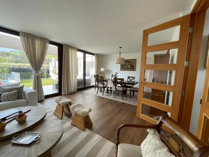 Casa con piscina y jardín en condominio  (179933) - Imagen 2