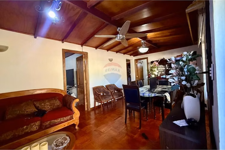 Casa a pasos de av. jose miguel carrera