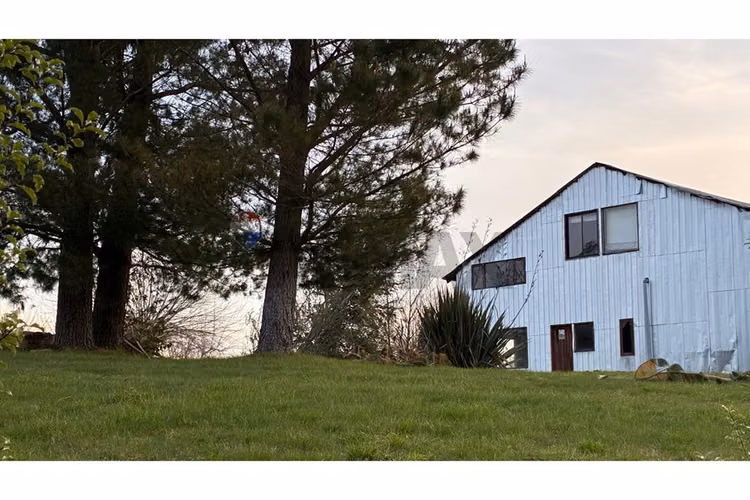 Terreno con galpón, 2 cabañas y vista al volcán - Imagen 5