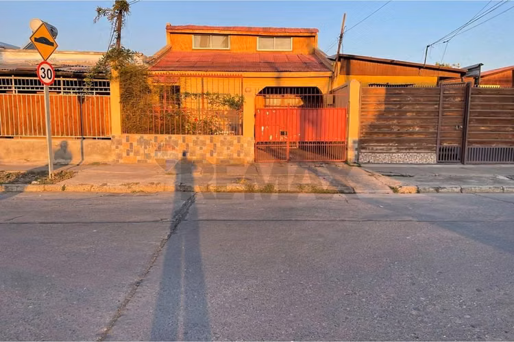 "cómoda casa renovada en pedro aguirre cerda"