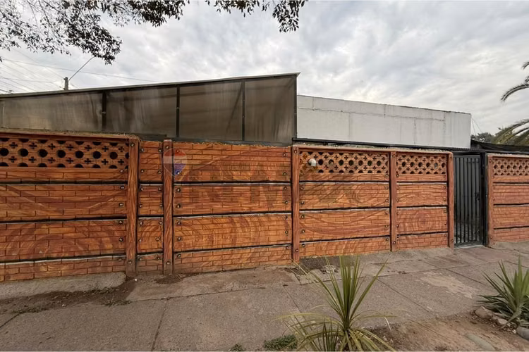 Propiedad con 2 casas y piscina temperada en buin