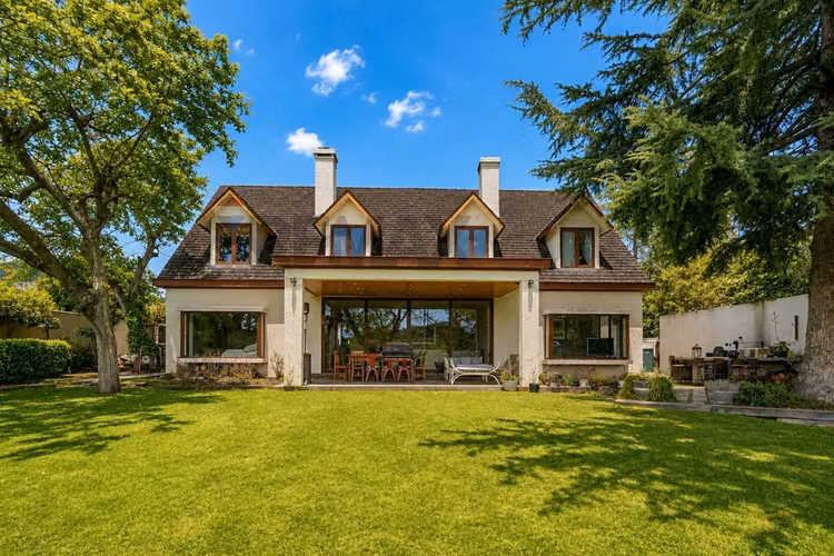 “gran casa familiar con piscina, jardín y quincho” - Imagen 35