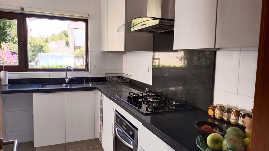 CASA EN EXCLUSIVO CONDOMINIO DE CHICUREO NORTE