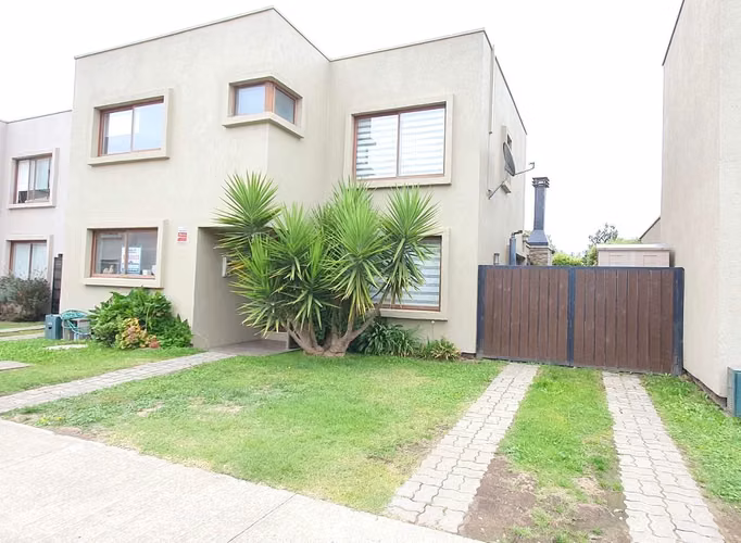 AMPLIA CASA EN ARRIENDO EN CONDOMINIO PEUMAYÉN