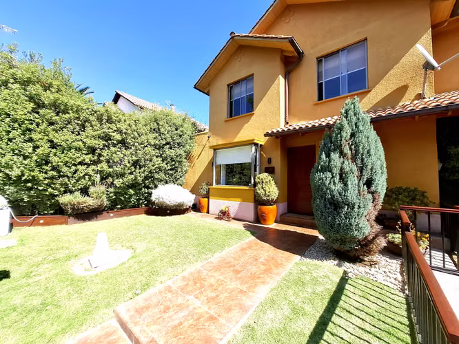 HERMOSA CASA AMPLIA , LUMINOSA CON TERRAZA Y PISCINA