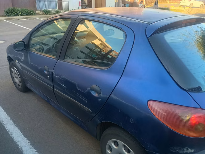 Peugeot 206 azul año 2008