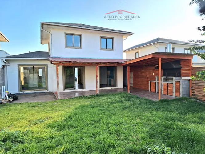 Se vende Linda y Amplia casa Aislada de dos pisos, Condominio Arboleda, comuna de Quillota.