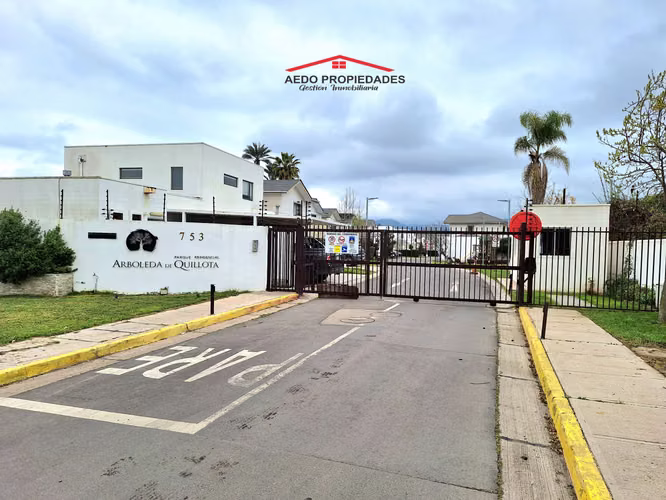 Se vende Linda y Amplia casa Aislada de dos pisos, Condominio Arboleda, comuna de Quillota.