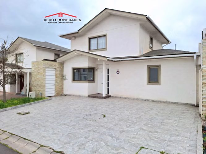 Se vende Linda y Amplia casa Aislada de dos pisos, Condominio Arboleda, comuna de Quillota.