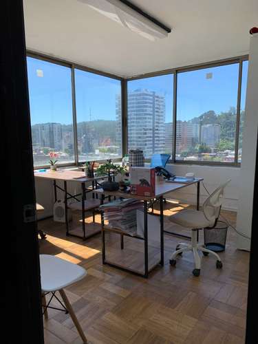 Vende Amplia Oficina frente a plaza Concepción (180107)