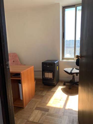 Vende Amplia Oficina frente a plaza Concepción (180107)