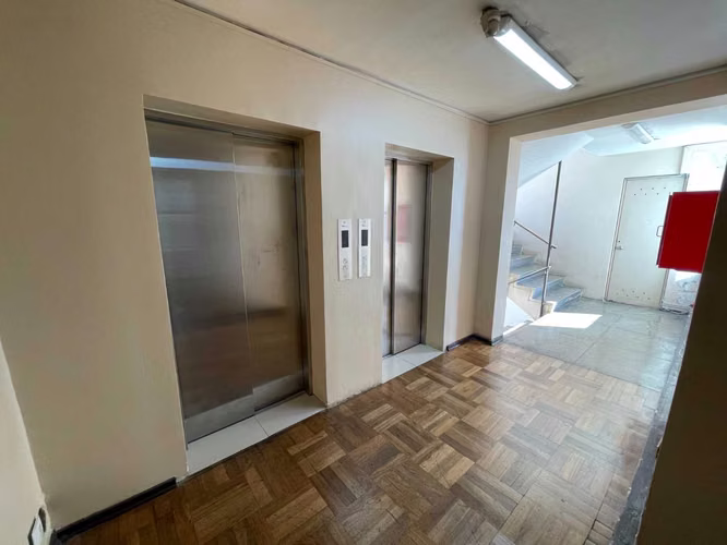 Vende Amplia Oficina frente a plaza Concepción (180107)