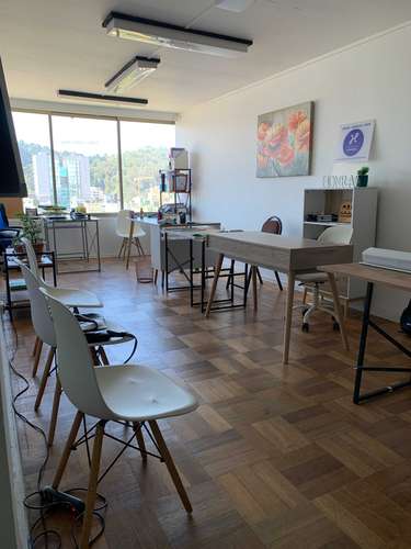Vende Amplia Oficina frente a plaza Concepción (180107)
