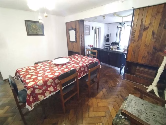 CON GRAN TERRENO, HERMOSA CASA ESQUINA SOLIDA  (180127) - Imagen 10