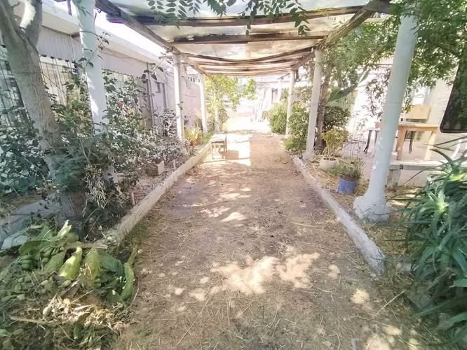 CON GRAN TERRENO, HERMOSA CASA ESQUINA SOLIDA  (180127) - Imagen 21