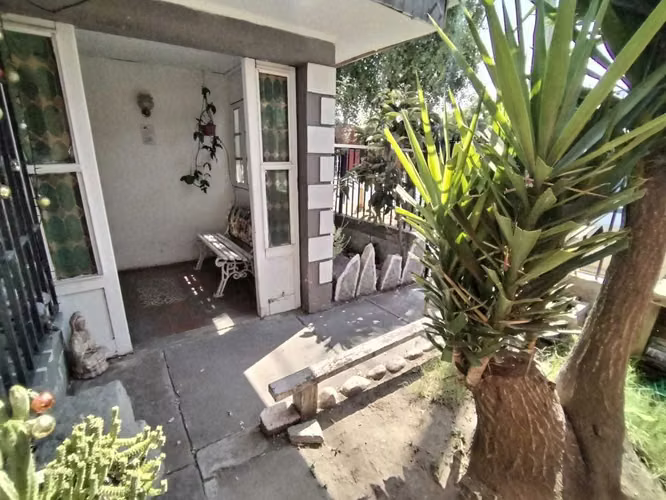 CON GRAN TERRENO, HERMOSA CASA ESQUINA SOLIDA  (180127)