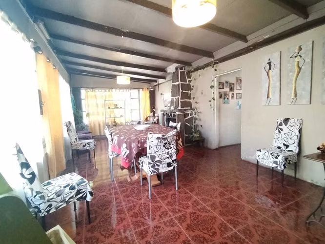 CON GRAN TERRENO, HERMOSA CASA ESQUINA SOLIDA  (180127) - Imagen 12