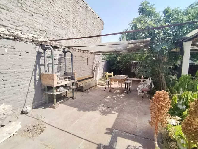 CON GRAN TERRENO, HERMOSA CASA ESQUINA SOLIDA  (180127) - Imagen 23