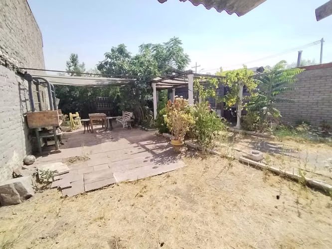 CON GRAN TERRENO, HERMOSA CASA ESQUINA SOLIDA  (180127) - Imagen 24