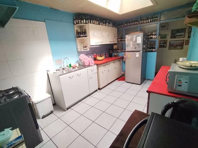 CON GRAN TERRENO, HERMOSA CASA ESQUINA SOLIDA  (180127) - Imagen 19