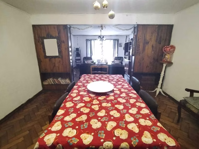CON GRAN TERRENO, HERMOSA CASA ESQUINA SOLIDA  (180127) - Imagen 9
