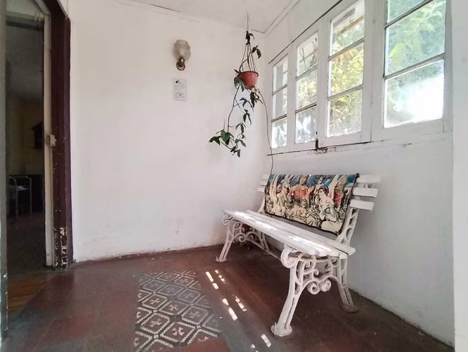 CON GRAN TERRENO, HERMOSA CASA ESQUINA SOLIDA  (180127) - Imagen 4