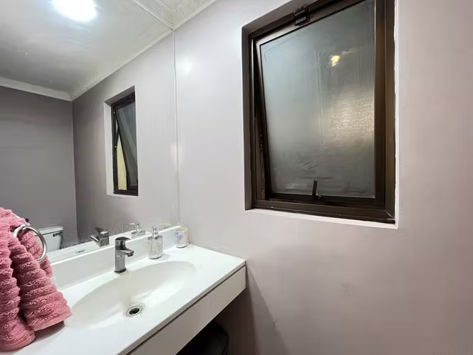 AMPLIA CASA 6D-5B-2E-BOD EN CONDOMINIO, HUECHURABA
