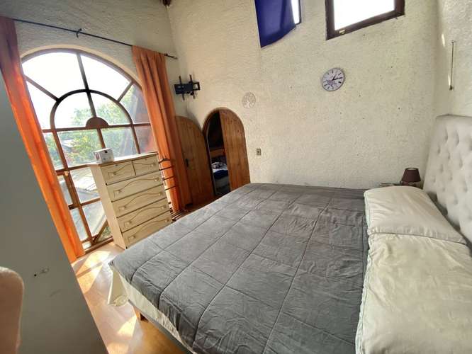 Casa amplia 6D 5B + habitación tipo depto. con entrada independiente - Imagen 11
