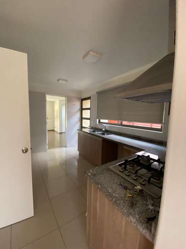 CÓMODA CASA SE VENDE - Imagen 12