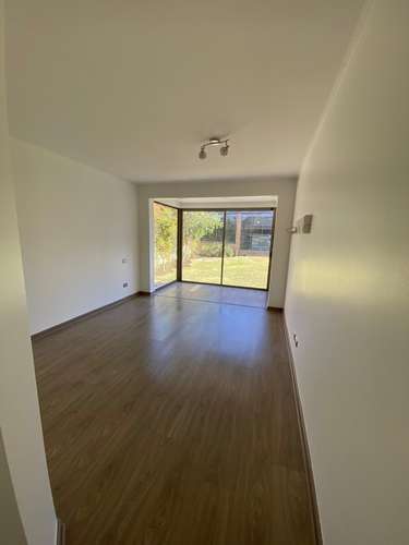CÓMODA CASA SE VENDE - Imagen 10