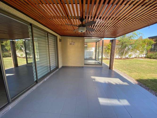 CÓMODA CASA SE VENDE - Imagen 11