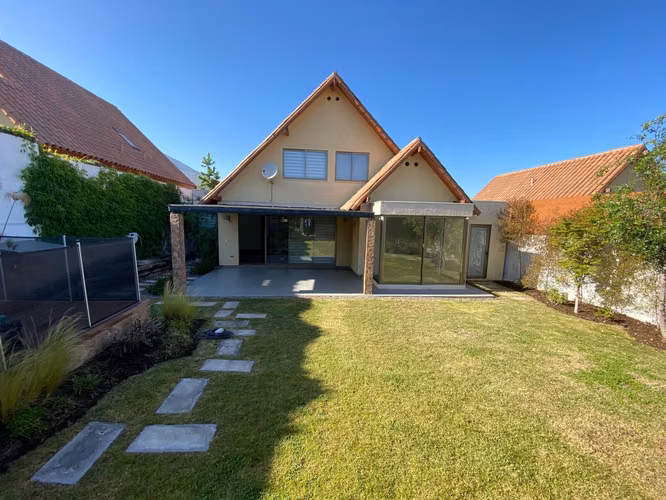 CÓMODA CASA SE VENDE