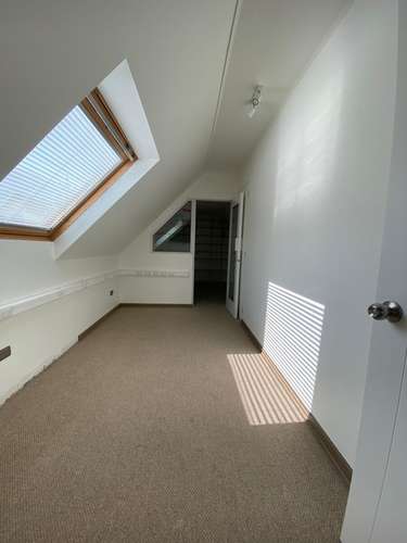 CÓMODA CASA SE VENDE - Imagen 17