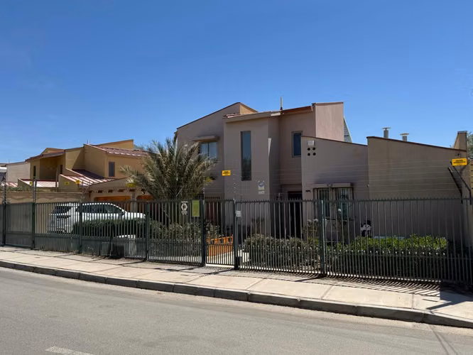 AMPLIA Y LUMINOSA CASA EN VILLA LOMAS HUASI, CALAMA - Imagen 2