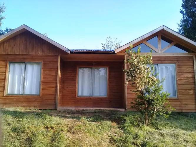 Parcela 5.000 M2 Con 3 Cabañas + Bodega - A Minutos De Pucón - Imagen 1