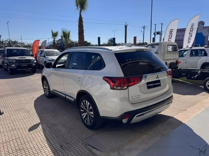MITSUBISHI OUTLANDER 2.0 GLX AT 4X2