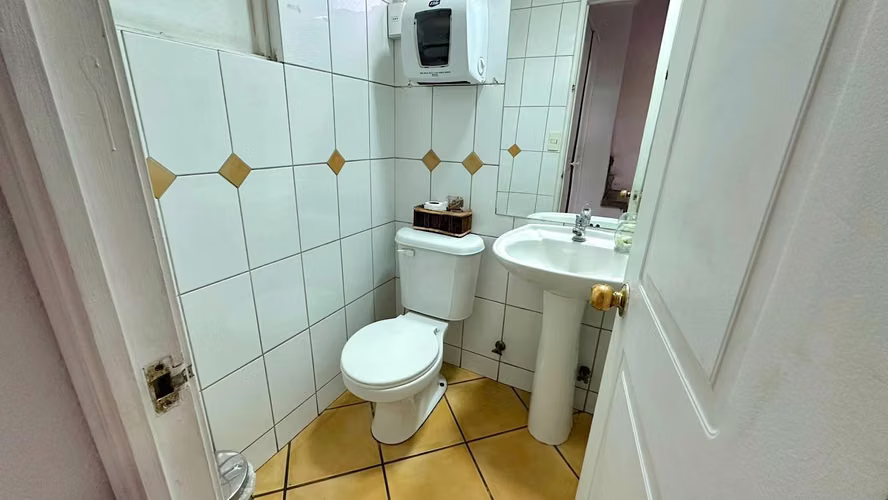 Arriendo Oficina Comercial en Quilicura /  2 Oficinas + Amplia Recepción para 3 módulos de atención - $700.000