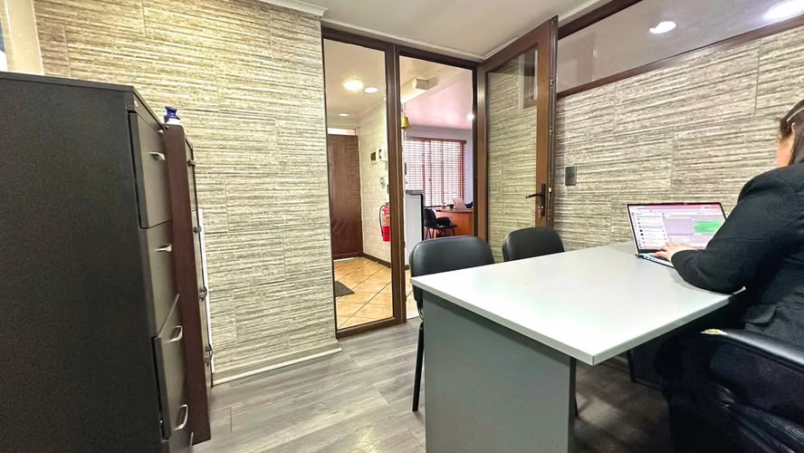 Arriendo Oficina Comercial en Quilicura /  2 Oficinas + Amplia Recepción para 3 módulos de atención - $700.000