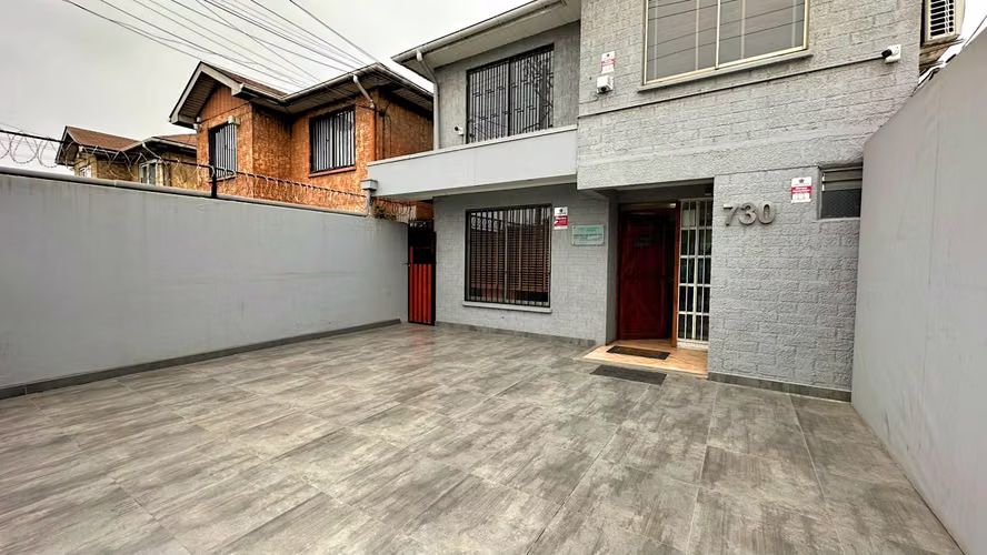 Arriendo Oficina Comercial en Quilicura /  2 Oficinas + Amplia Recepción para 3 módulos de atención - $700.000