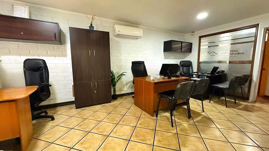 Arriendo Oficina Comercial en Quilicura /  2 Oficinas + Amplia Recepción para 3 módulos de atención - $700.000