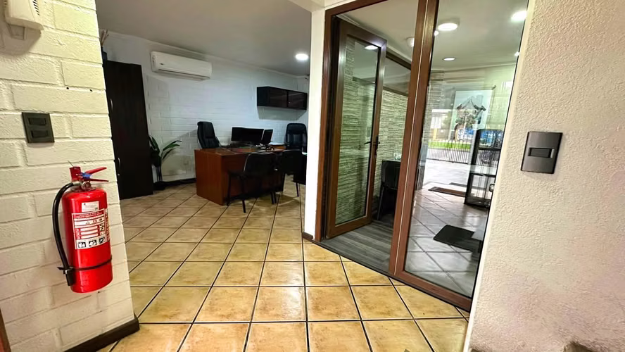 Arriendo Oficina Comercial en Quilicura /  2 Oficinas + Amplia Recepción para 3 módulos de atención - $700.000