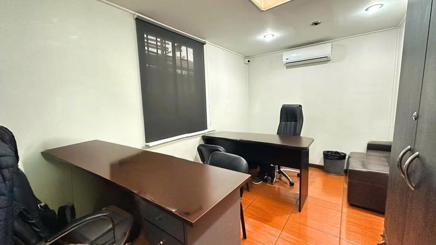 Arriendo Oficina Comercial en Quilicura /  2 Oficinas + Amplia Recepción para 3 módulos de atención - $700.000
