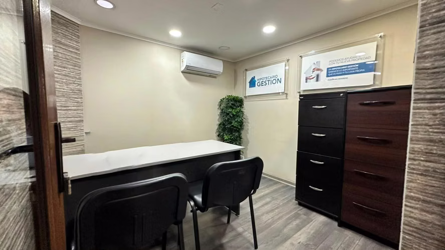 Arriendo Oficina Comercial en Quilicura /  2 Oficinas + Amplia Recepción para 3 módulos de atención - $700.000