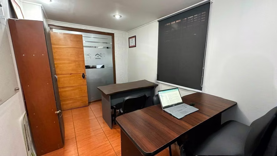 Arriendo Oficina Comercial en Quilicura /  2 Oficinas + Amplia Recepción para 3 módulos de atención - $700.000