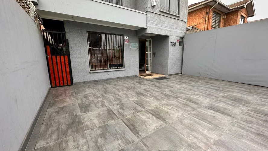 Arriendo Oficina Comercial en Quilicura /  2 Oficinas + Amplia Recepción para 3 módulos de atención - $700.000