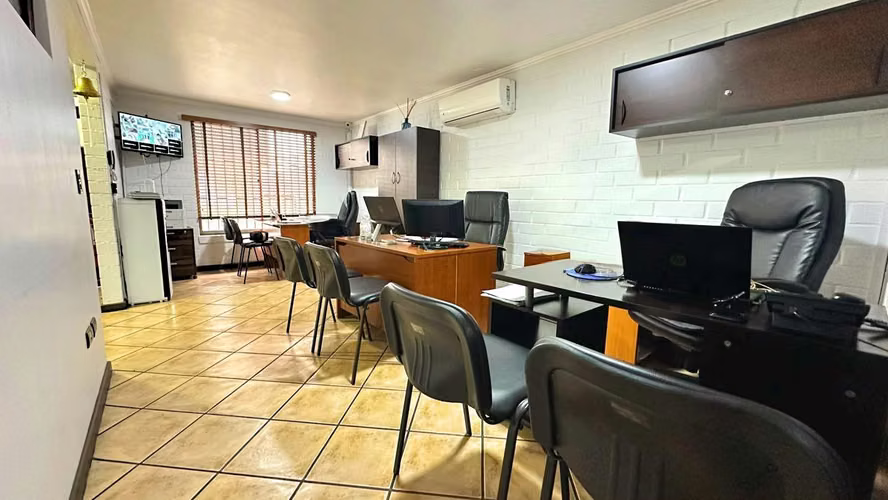Arriendo Oficina Comercial en Quilicura /  2 Oficinas + Amplia Recepción para 3 módulos de atención - $700.000