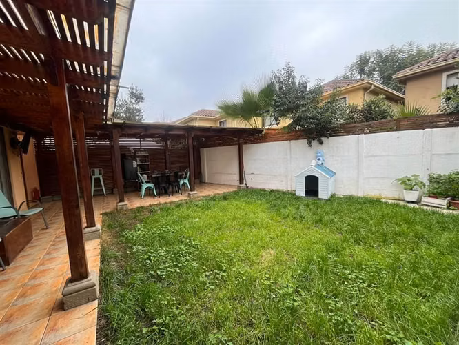 Hermosa y amplia casa en venta en Huechuraba 4 dormitorios
