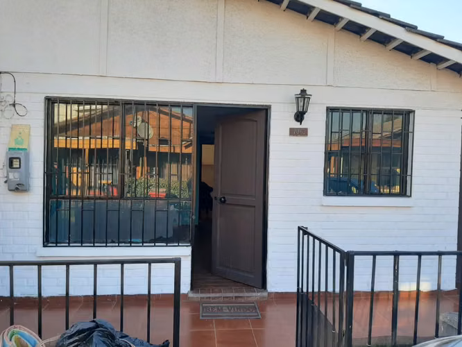 SE ARRIENDA CASA
