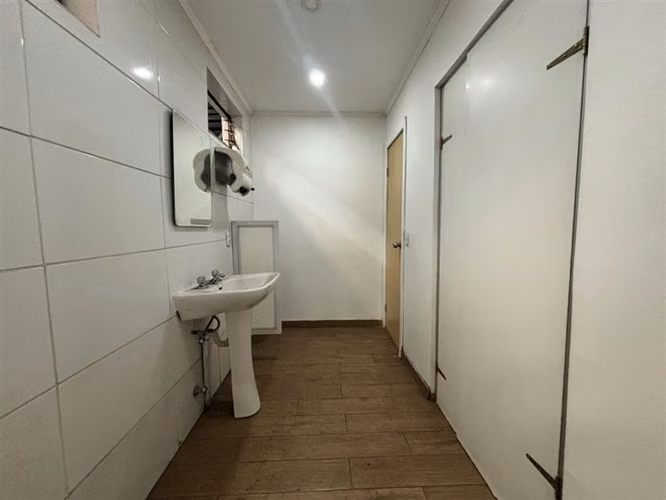 Local Comercial arriendo calle Carmen/ Santiago