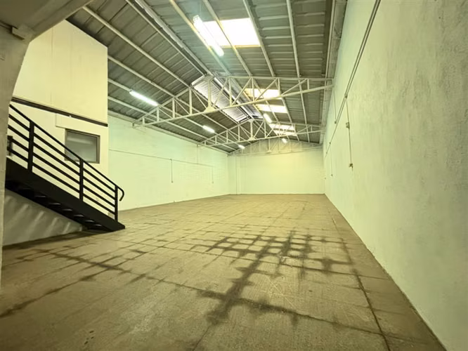 Local Comercial arriendo calle Carmen/ Santiago